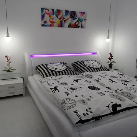 Laura Deluxe سالونيك