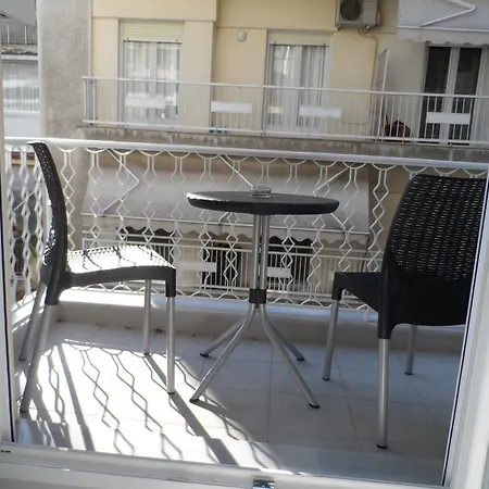 Laura Deluxe سالونيك